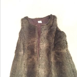 Lola fur vest